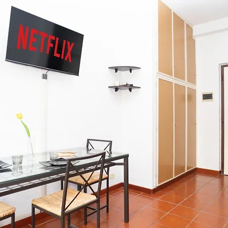 Modern And One-bedroom, 10 Min From Colosseum Apartment